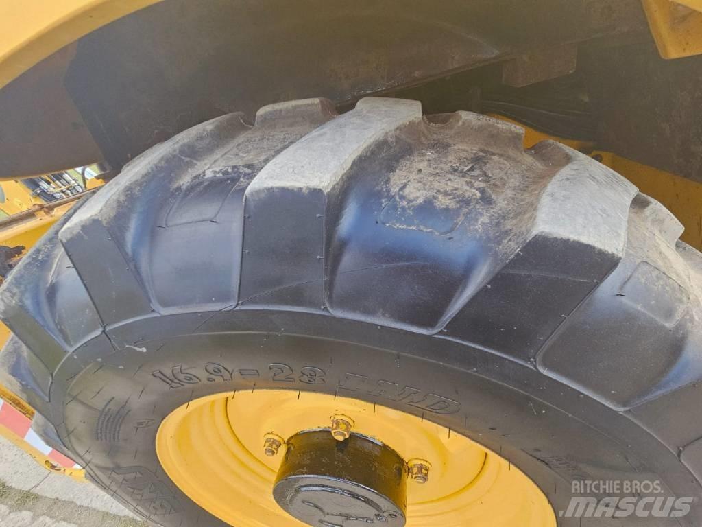 Komatsu WB 93 S-5 Koparko-ładowarki