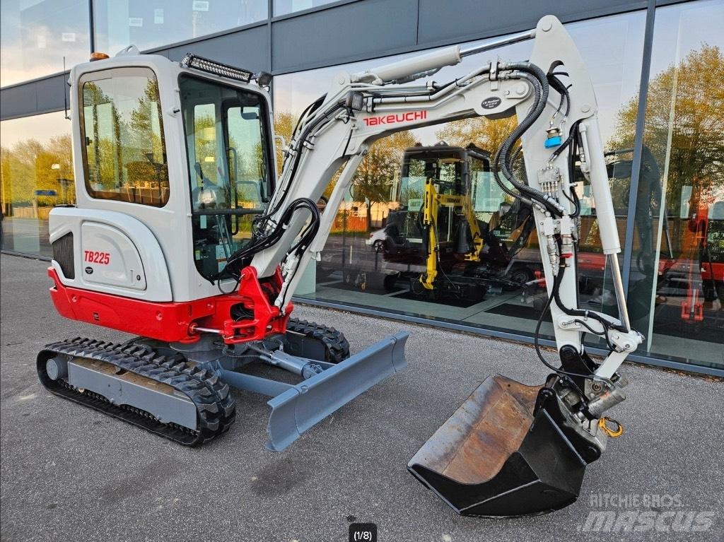 Takeuchi TB 225 Minikoparki