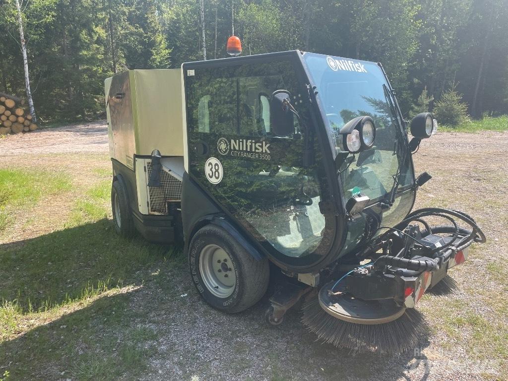 Nilfisk CR3500 Zamiatarki - Zgarniarki - Odśnieżarki