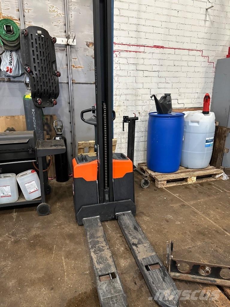 Toyota HWE 100 Wózki widłowe unoszące z dyszlem