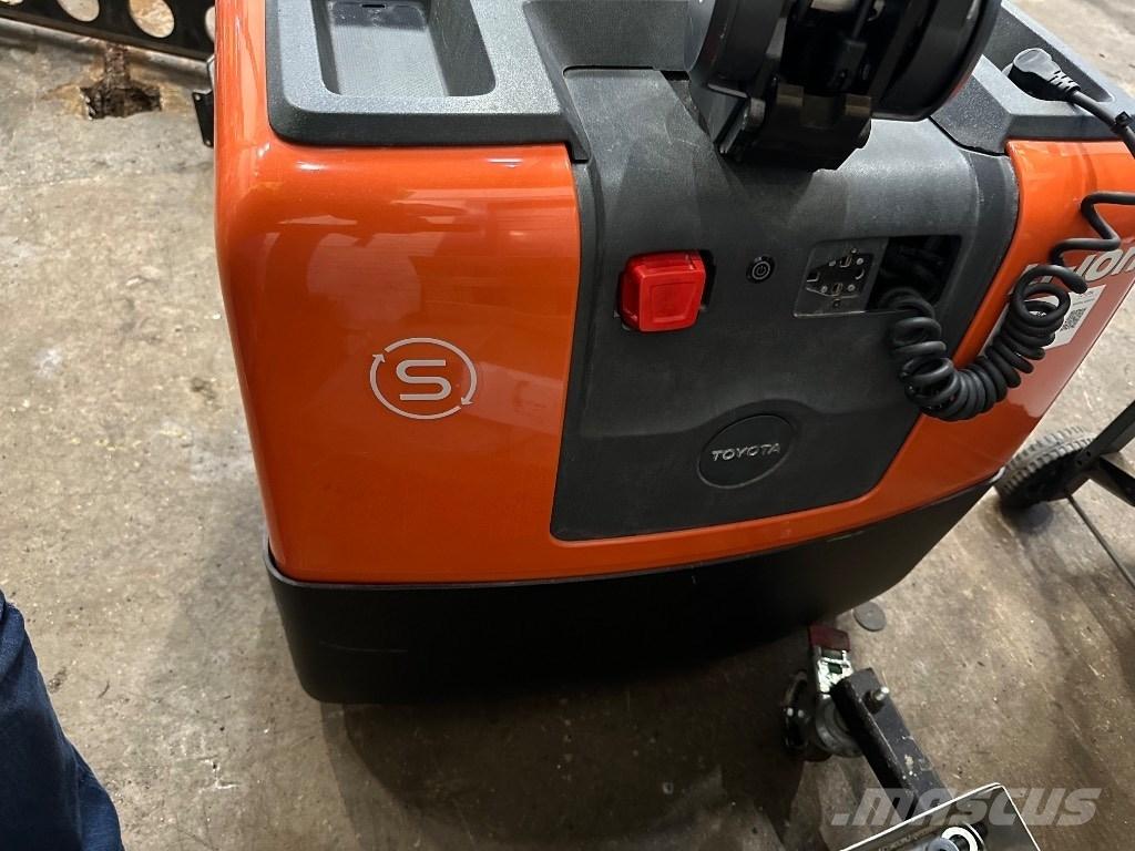 Toyota HWE 100 Wózki widłowe unoszące z dyszlem