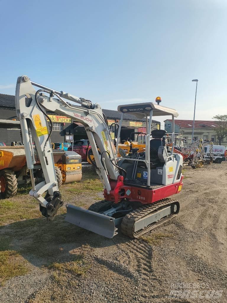 Takeuchi TB 225 Minikoparki