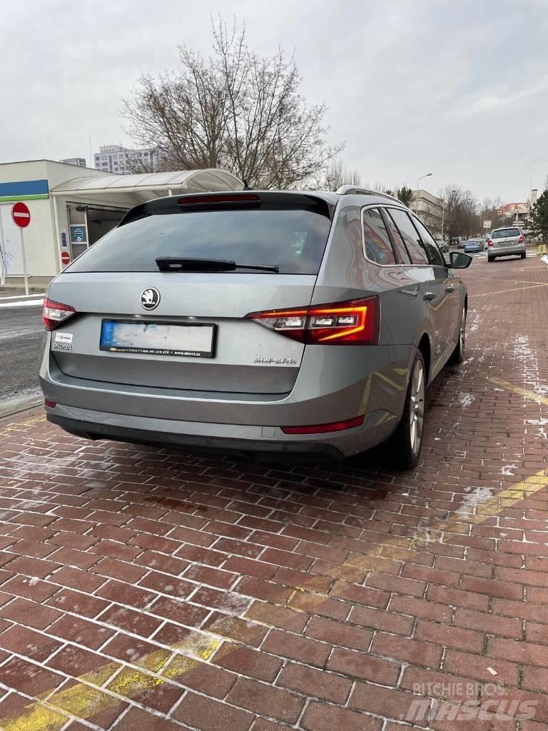 Skoda Superb Samochody osobowe