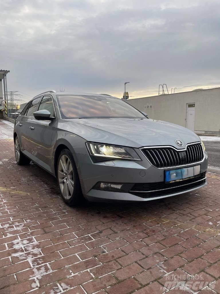 Skoda Superb Samochody osobowe