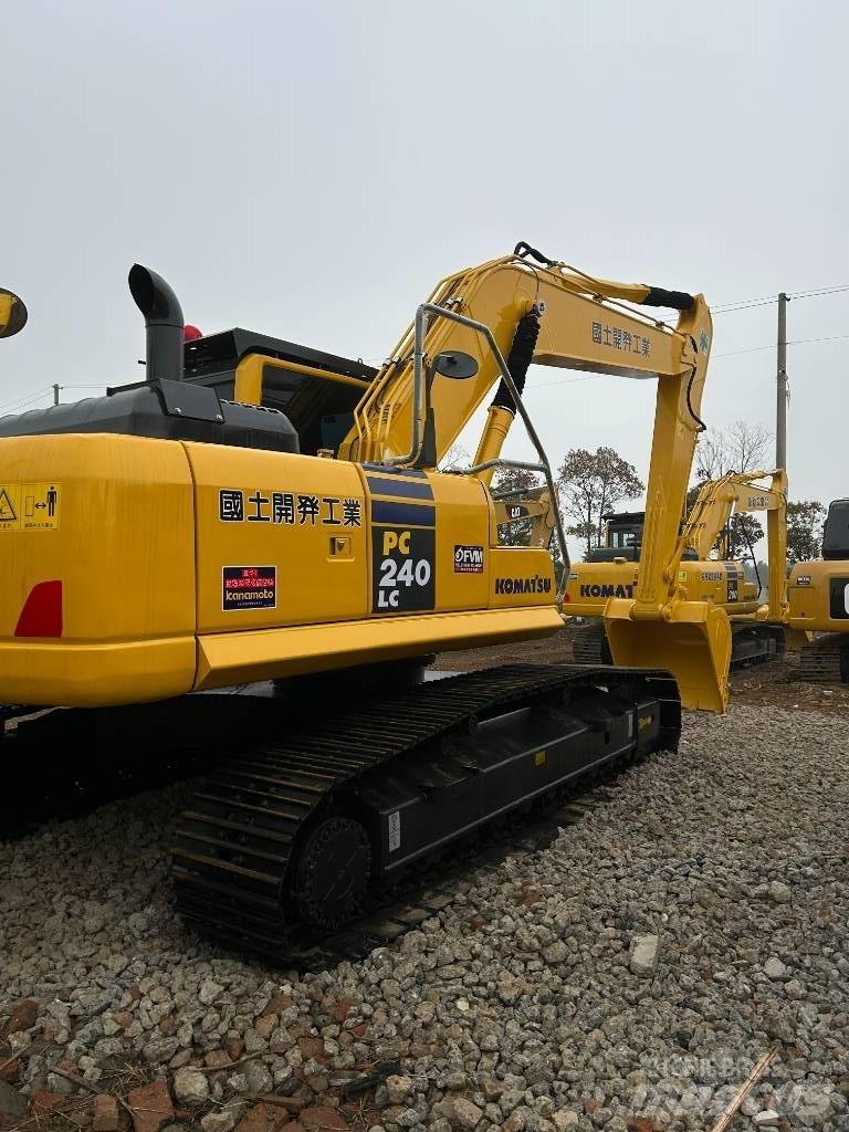 Komatsu 240-8 Koparki gąsienicowe