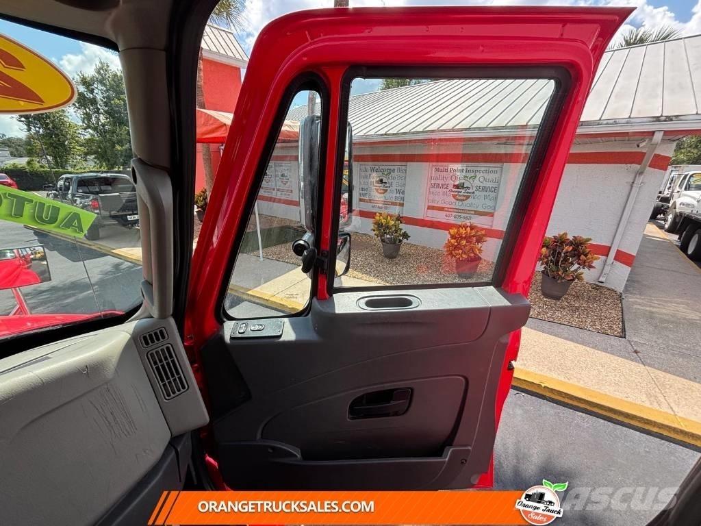 International 4300 Samochody ciężarowe ze skrzynią zamkniętą