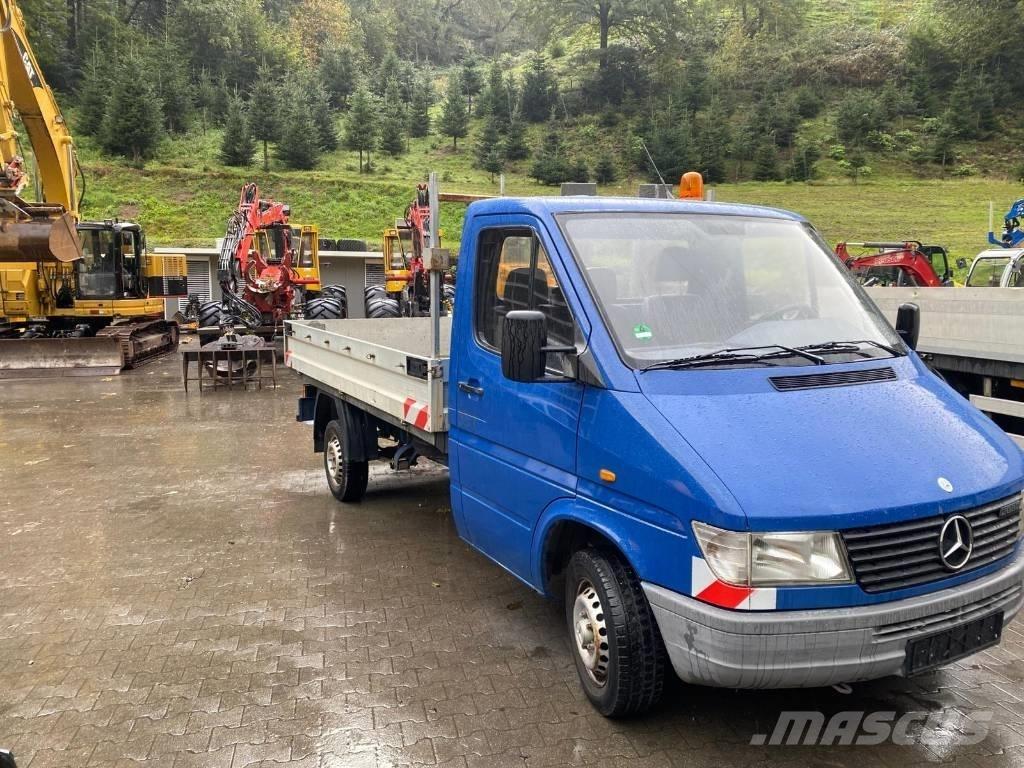 Mercedes-Benz 208 D Ciężarówki typu Platforma / Skrzynia
