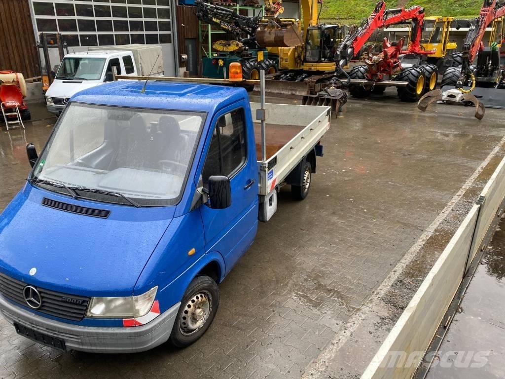 Mercedes-Benz 208 D Ciężarówki typu Platforma / Skrzynia