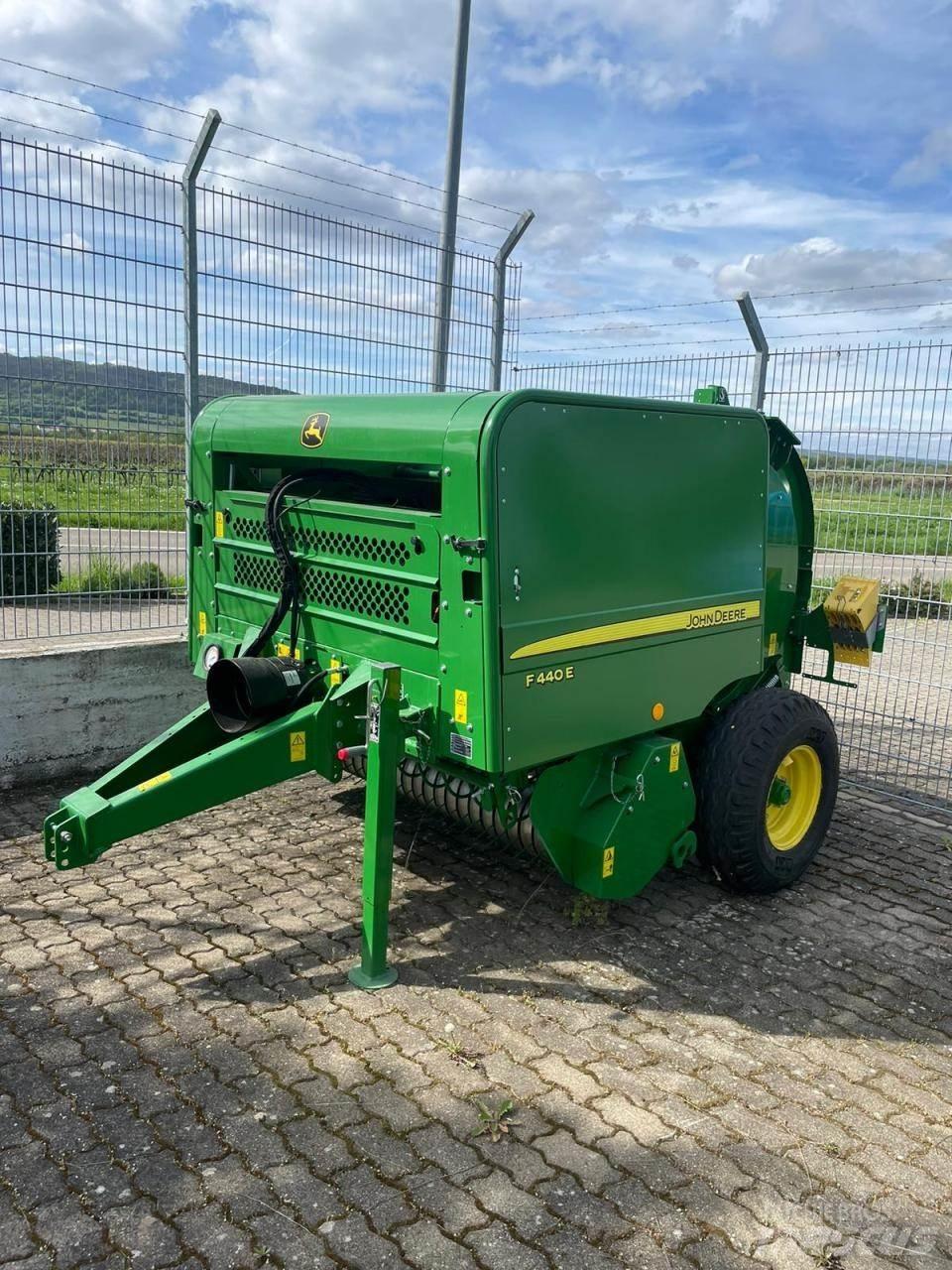 John Deere F440E Prasy zwijające