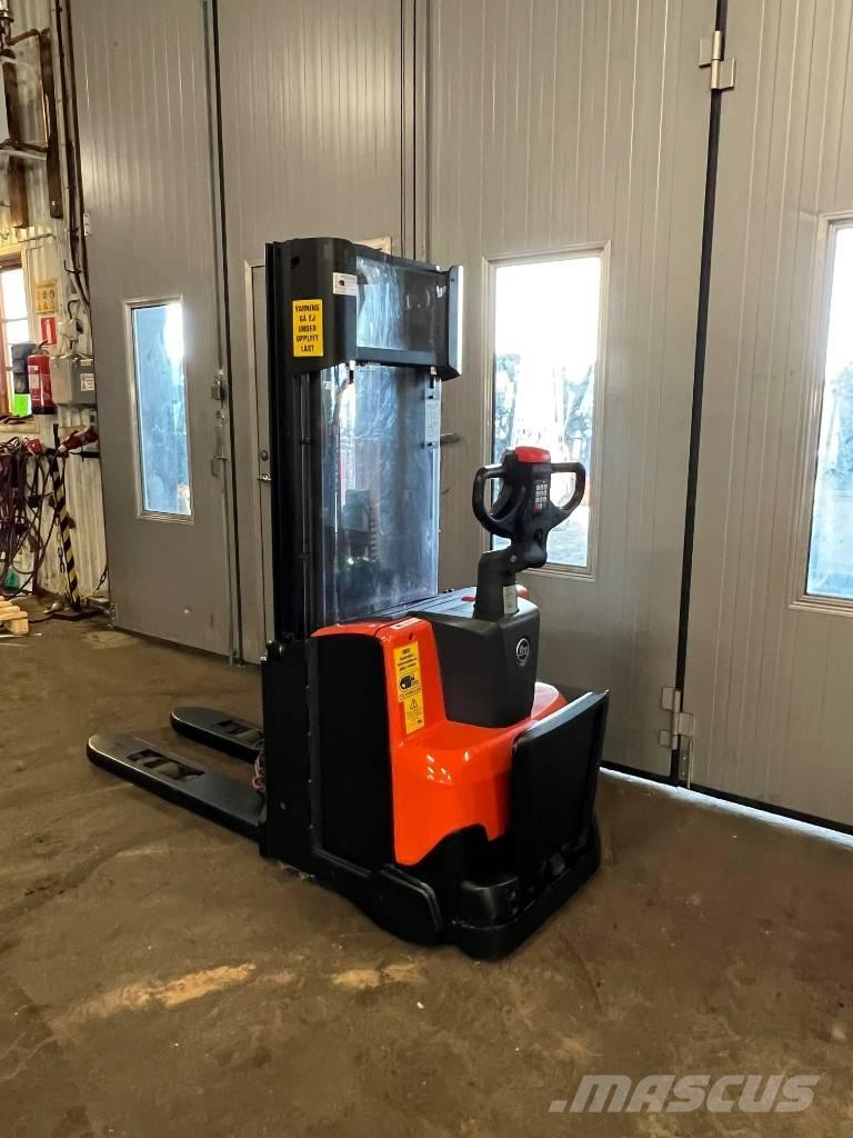 BT truck SWE 120 L Wózki widłowe unoszące z dyszlem