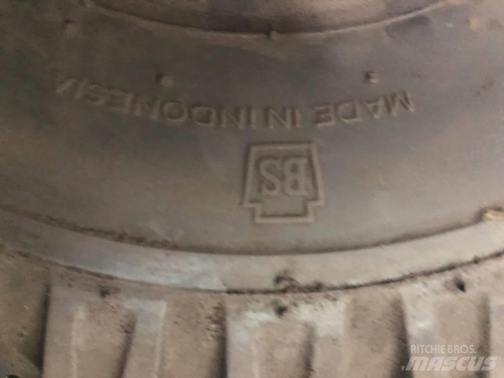 Bridgestone 21x8-9 Opony, koła i felgi