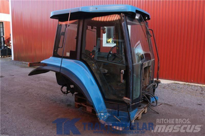 New Holland 8870 Kabina i wnętrze