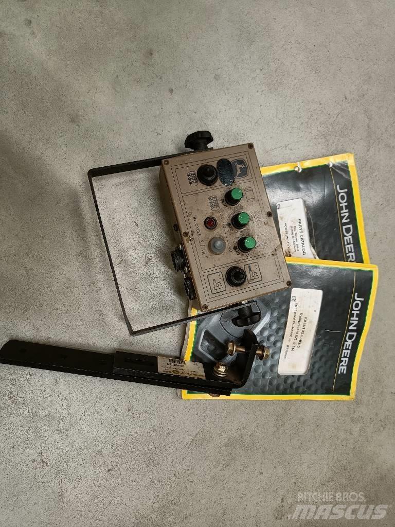 John Deere 623N Prasy zwijające
