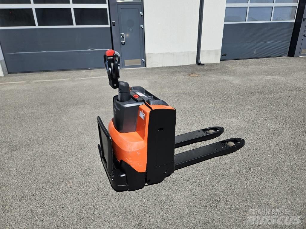 Toyota LWE 200 Wózki widłowe unoszące z platformą dla operatora
