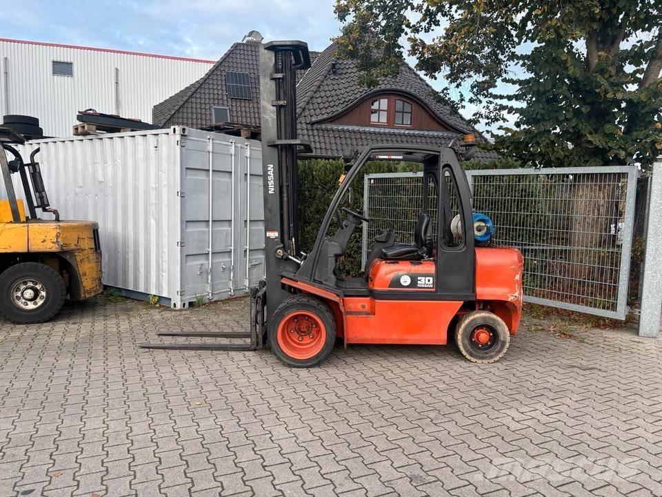 Nissan UGD02 A 30 PQ Wózki LPG