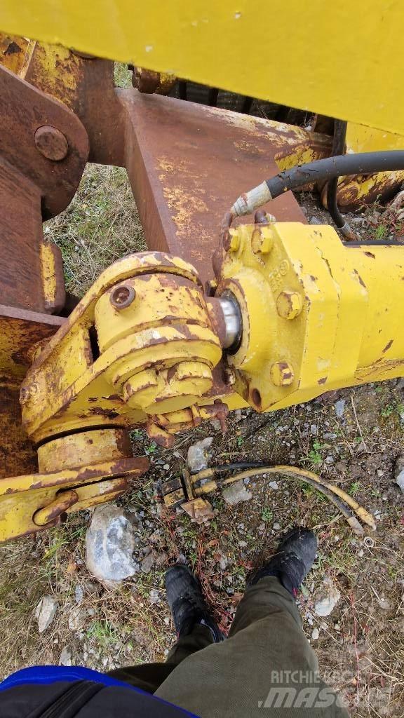 Komatsu D85 Ramy i zawieszenie