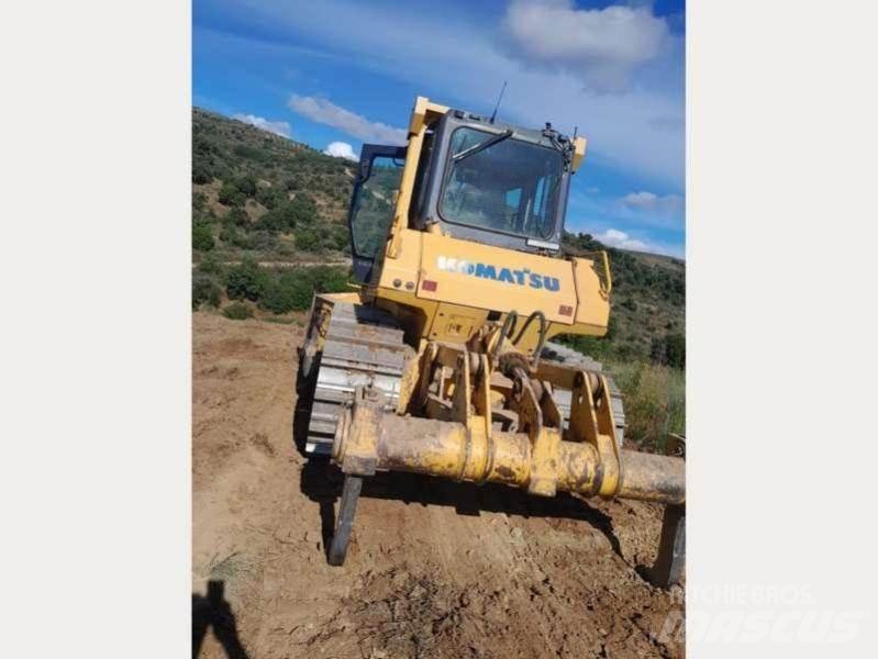 Komatsu D65EX-15 Spycharki gąsienicowe