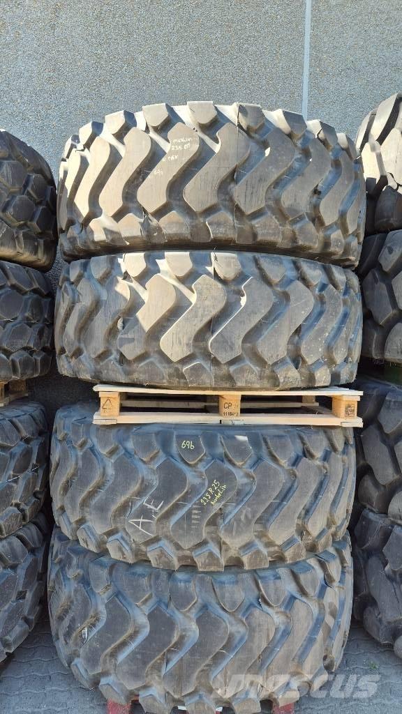 Michelin 23.5 R25 Opony, koła i felgi