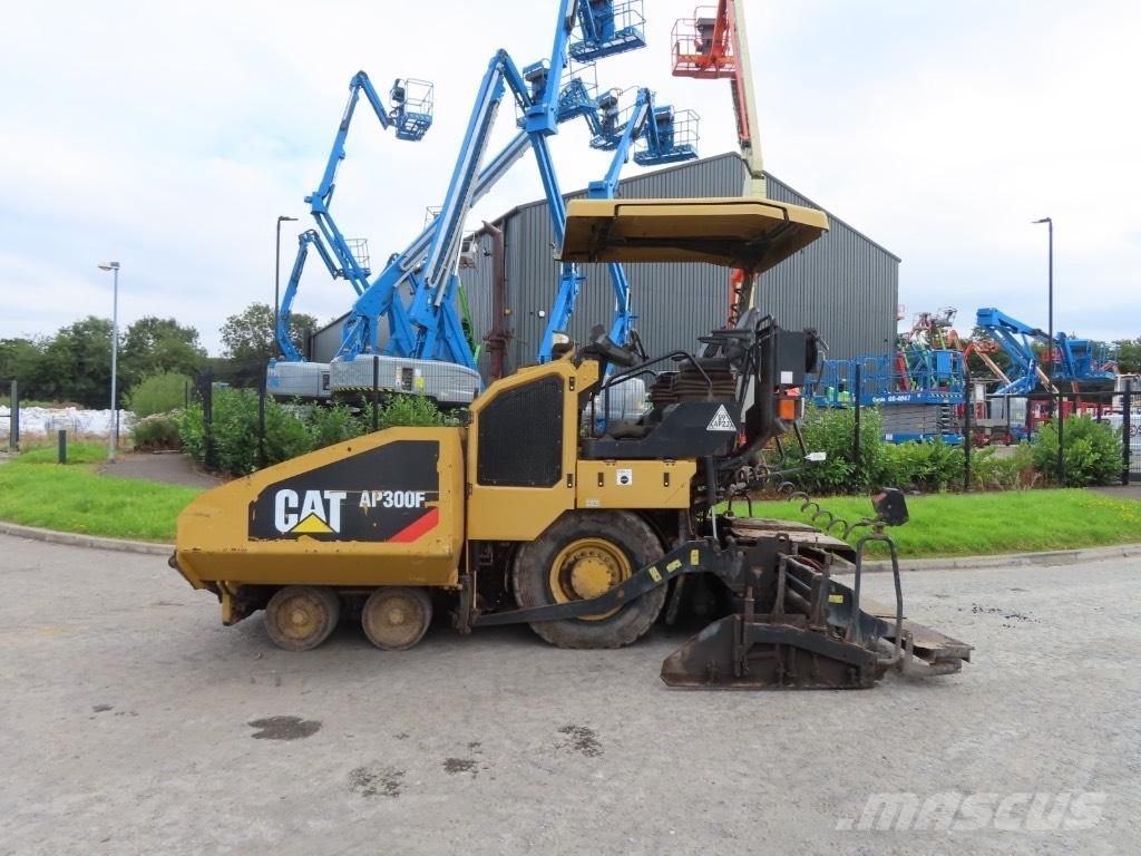 CAT AP 300 Rozściełacze do asfaltu