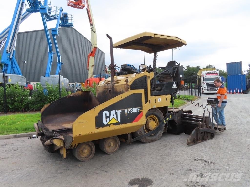 CAT AP 300 Rozściełacze do asfaltu