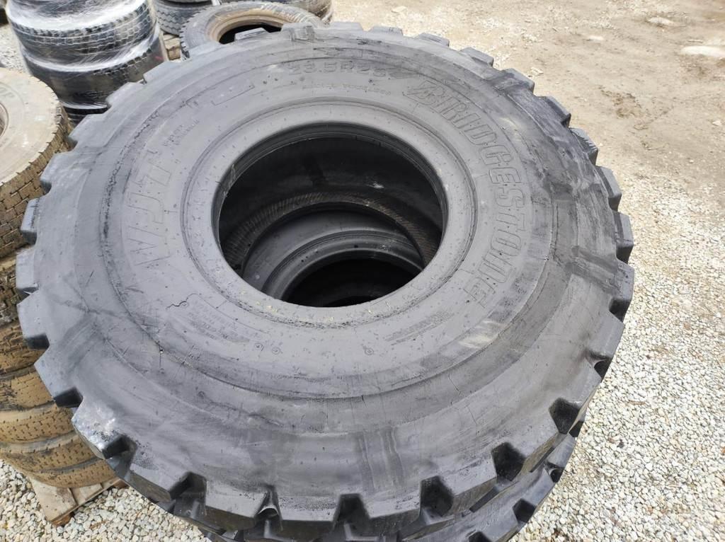  23.5 R25 tires Opony, koła i felgi