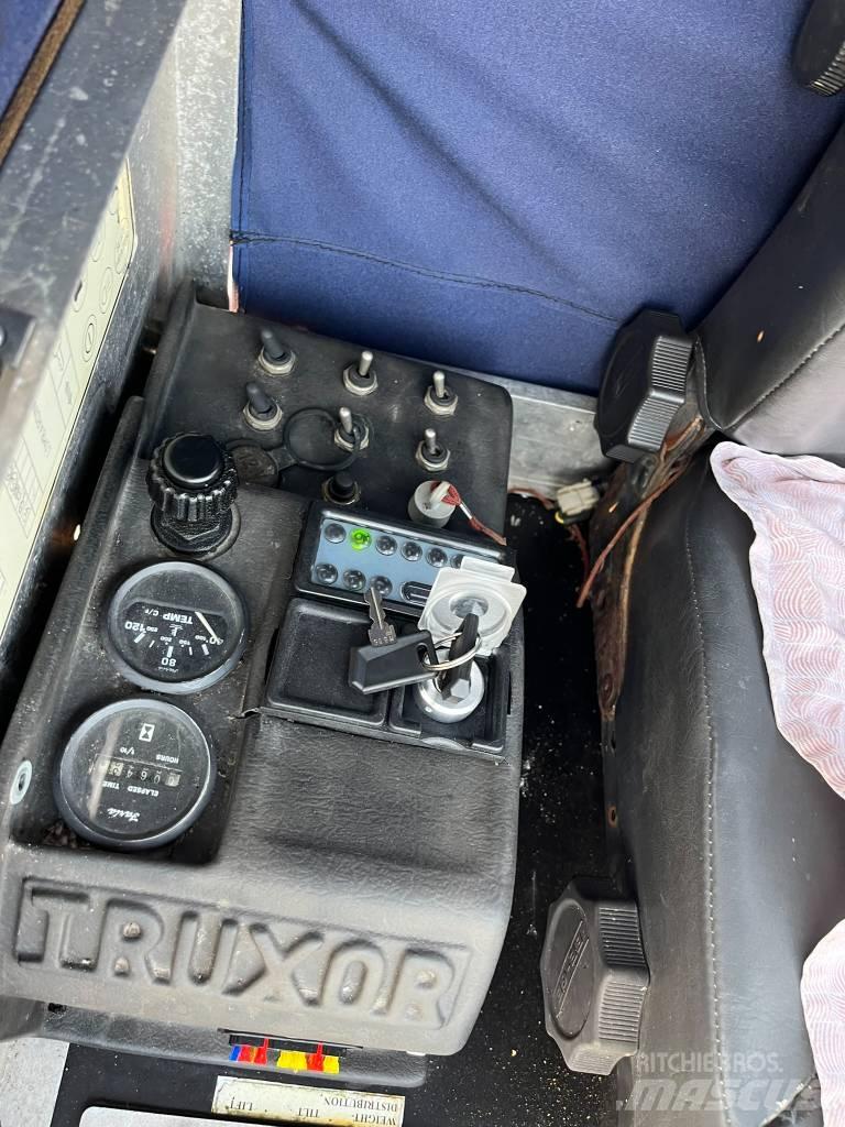Truxor 4700 Kosiarki mechaniczne z operatorem za maszyną