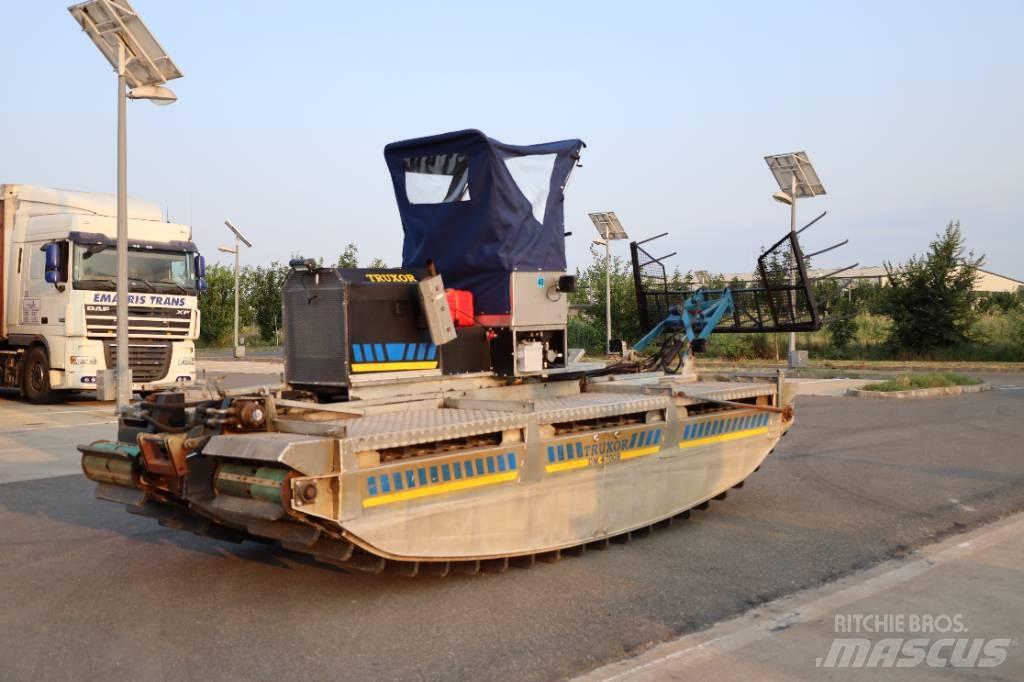 Truxor 4700 Kosiarki mechaniczne z operatorem za maszyną