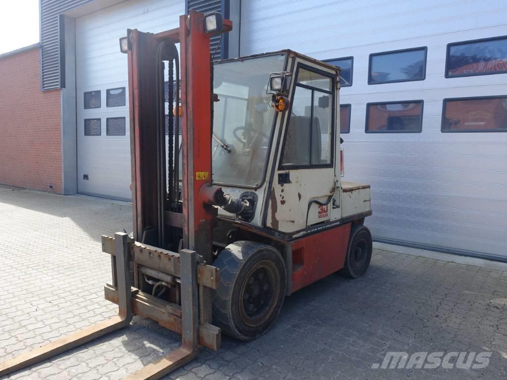 Nissan EGH02 A 30 U Wózki Diesla