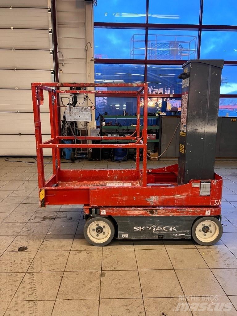 SkyJack SJ 16 Podnośniki masztowe