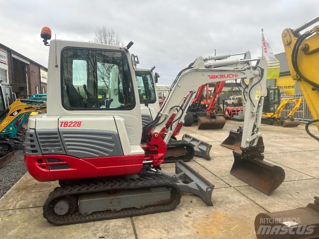 Takeuchi TB228 Minikoparki