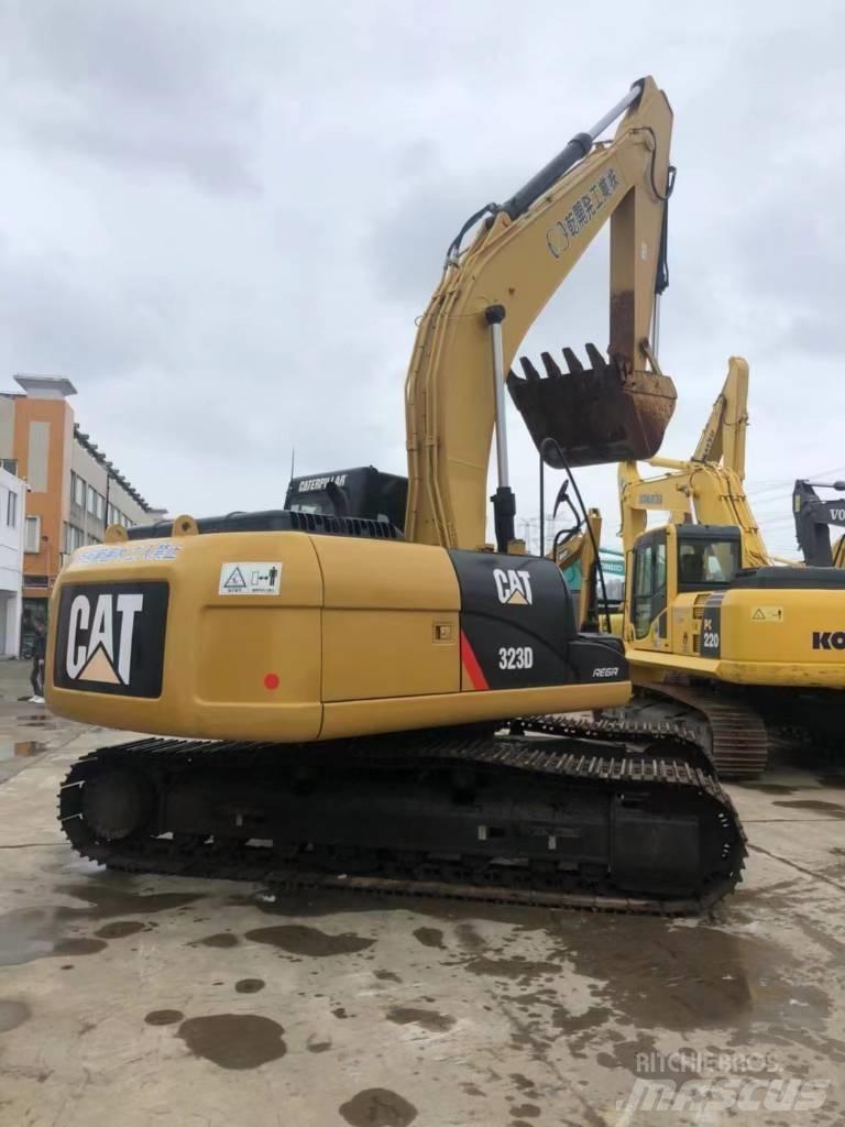 CAT 323 D Koparki gąsienicowe