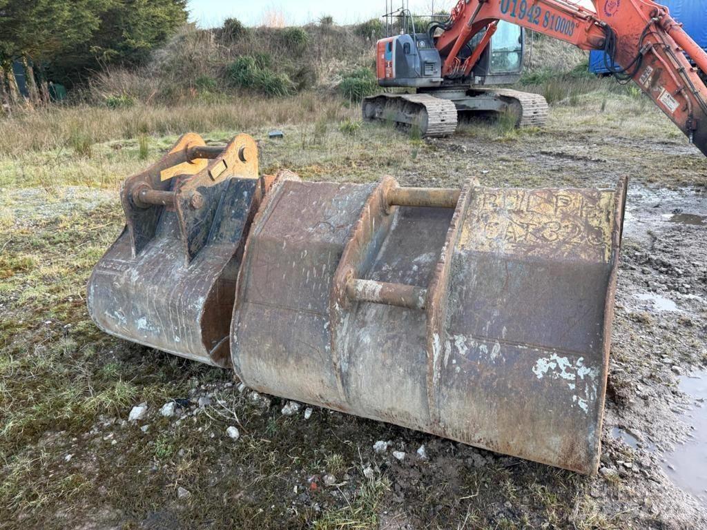 Hitachi ZX225USRLC-3 Koparki gąsienicowe