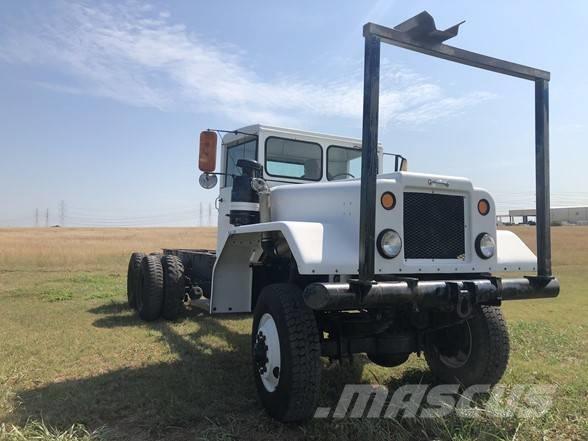 Diamond T M13 Pojazdy pod zabudowę
