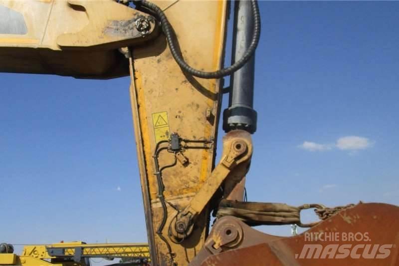 CAT 374FL Minikoparki
