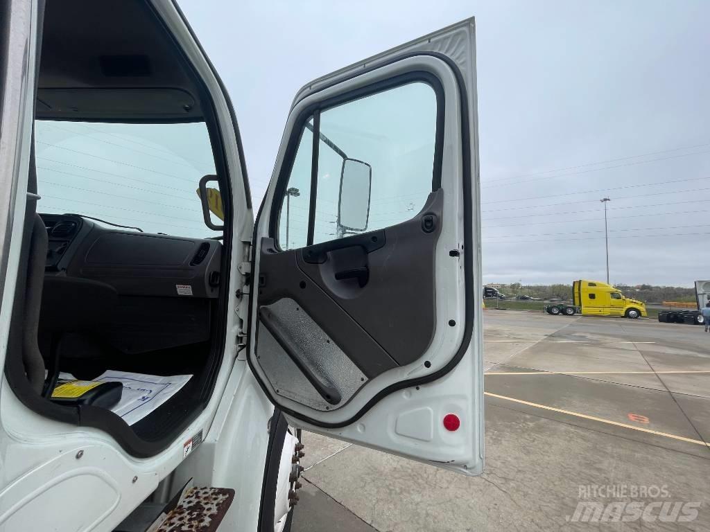 Freightliner M 106 Ciężarówki typu Platforma / Skrzynia