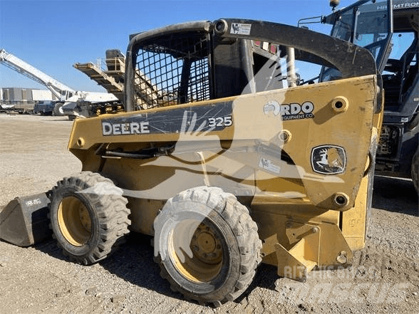 John Deere 325 Ładowarki burtowe
