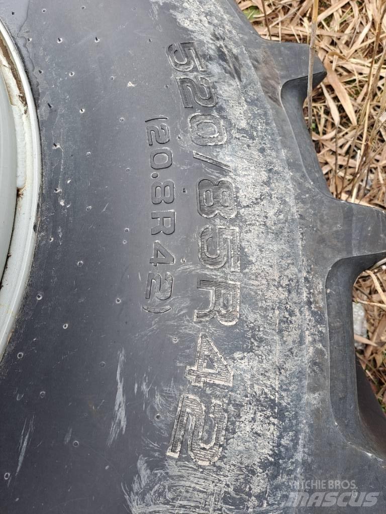  Paripyörät 520/85R42 Opony, koła i felgi