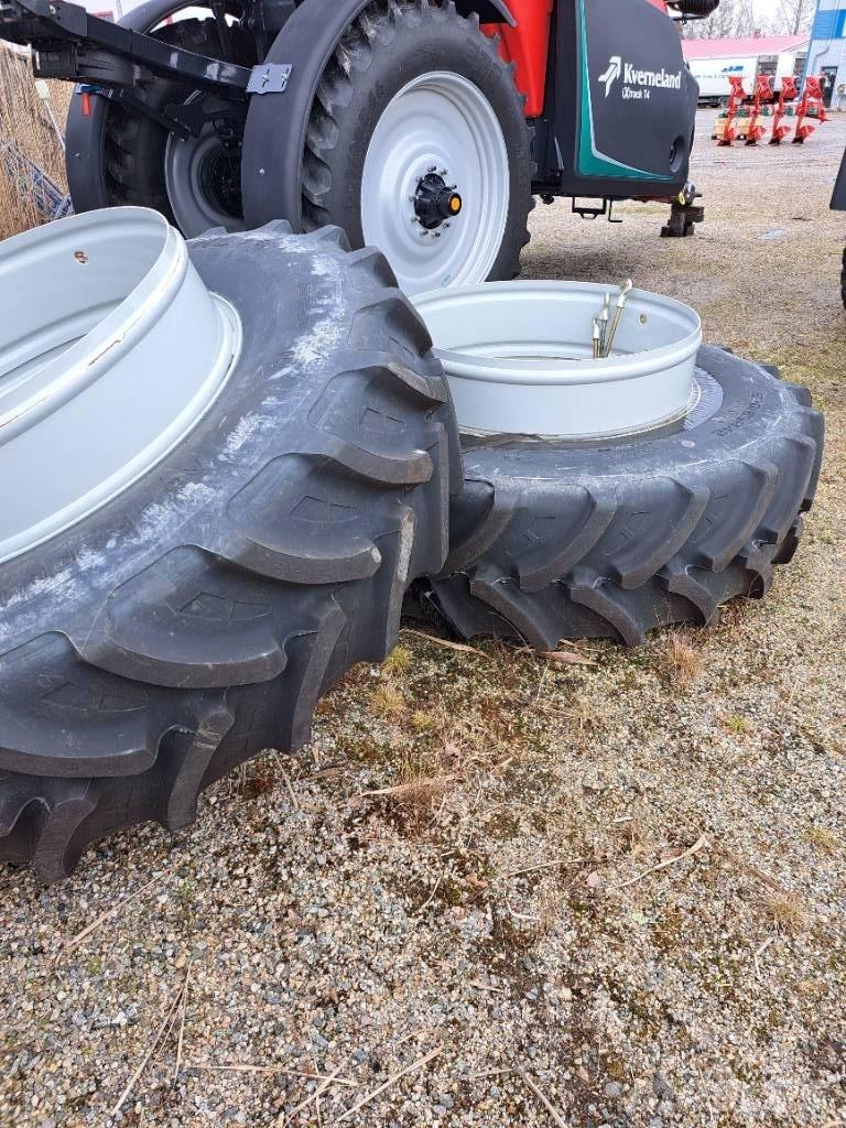  Paripyörät 520/85R42 Opony, koła i felgi