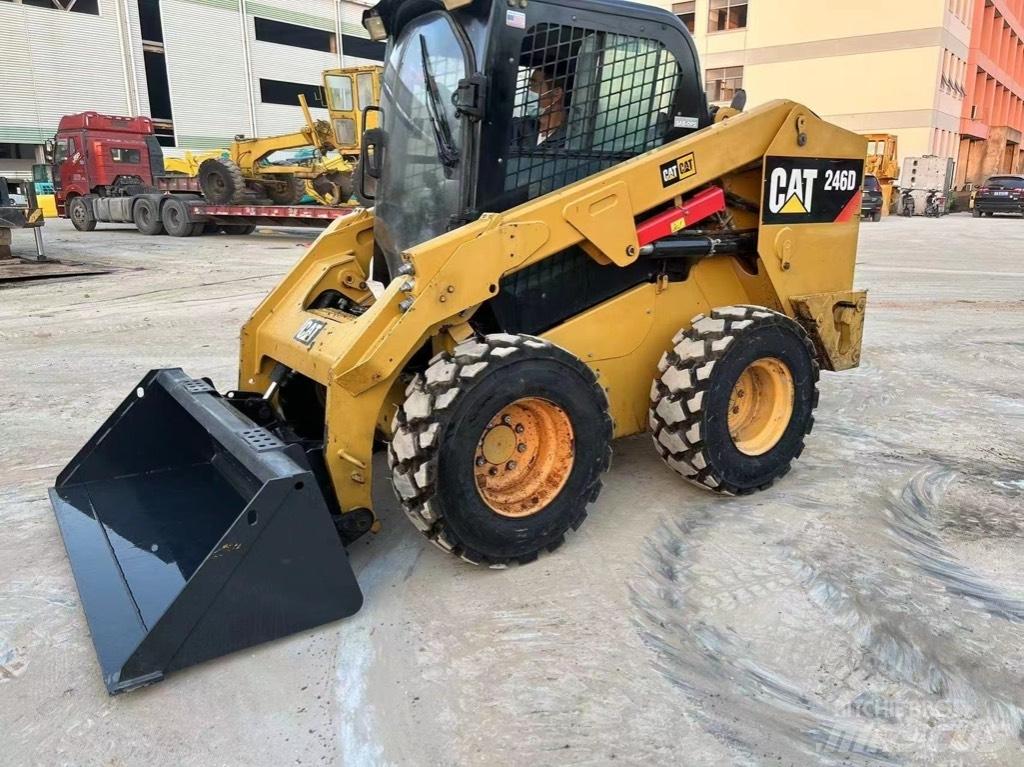 CAT 246 D Ładowarki burtowe