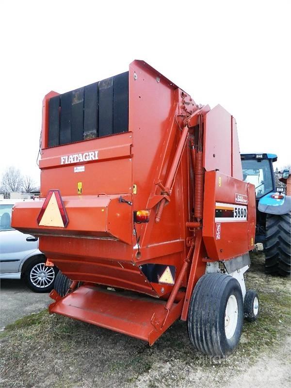 New Holland 5880 Prasy zwijające