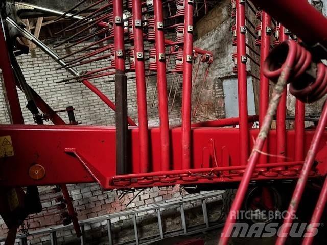 Stoll R+ 820 Zgrabiarki i przetrząsacze