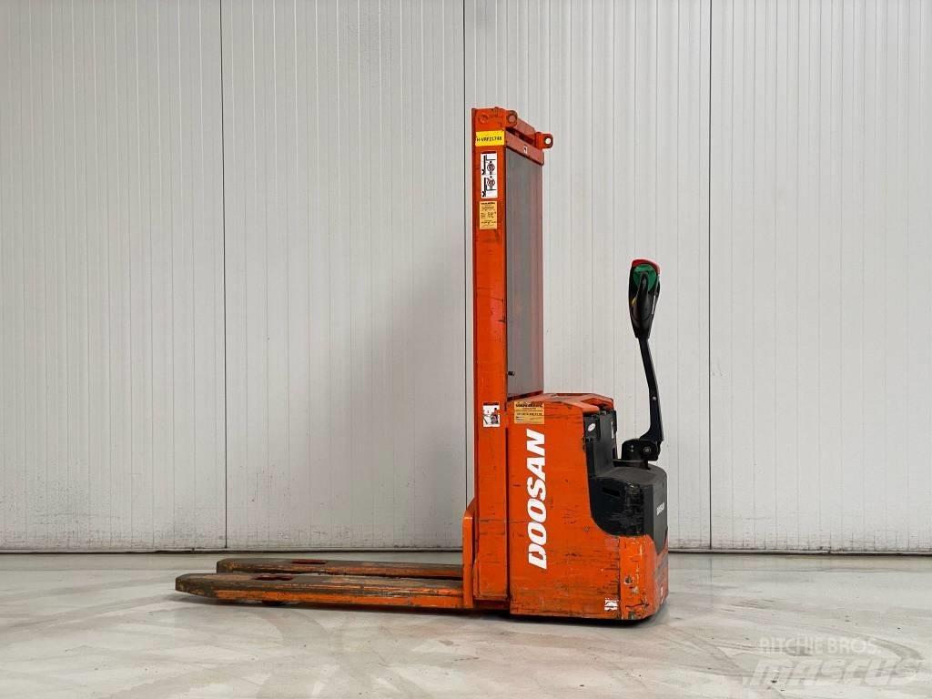 Doosan LEDS12.5C Wózki widłowe unoszące z dyszlem