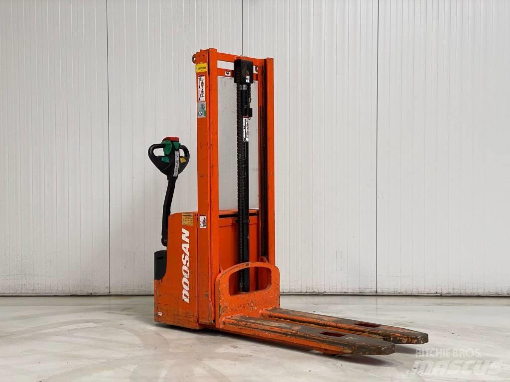 Doosan LEDS12.5C Wózki widłowe unoszące z dyszlem