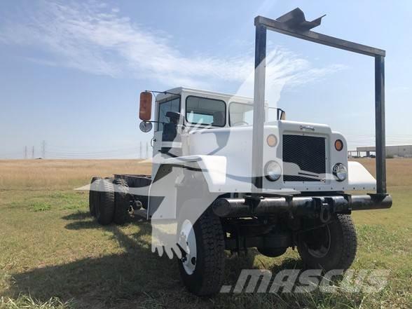 Diamond T M13 Pojazdy pod zabudowę