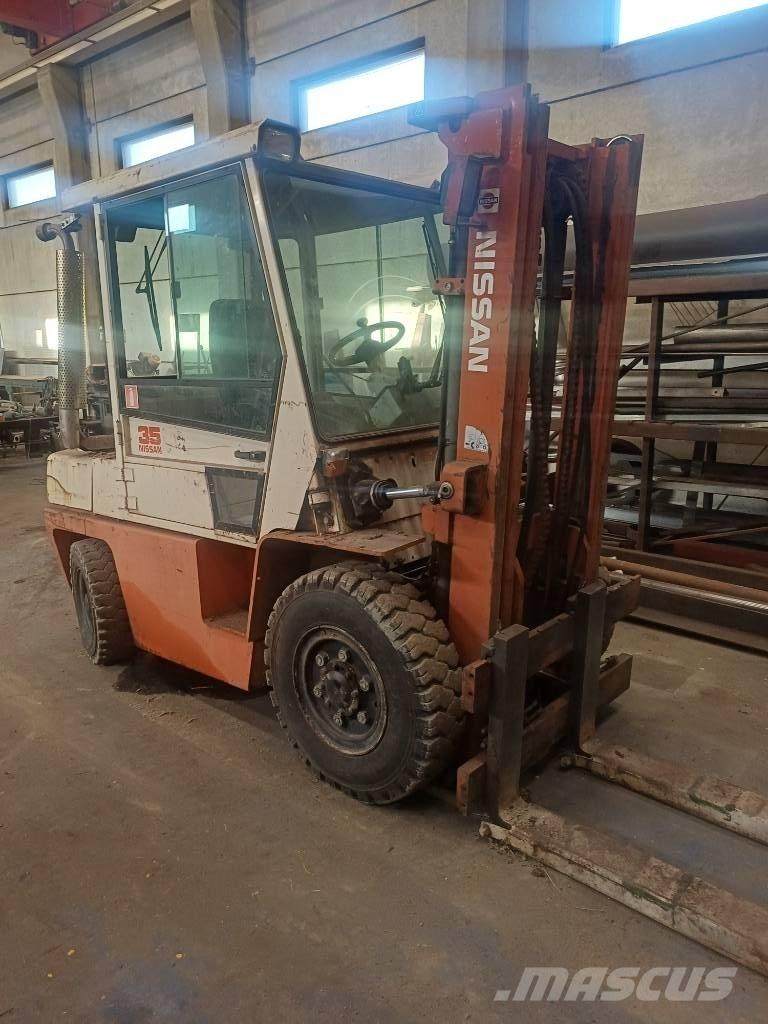 Nissan 33 U Wózki Diesla