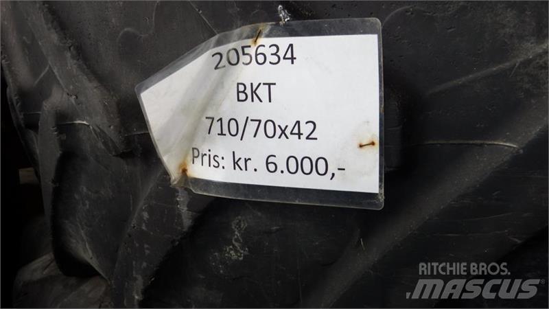 BKT 710/70R42 Opony, koła i felgi