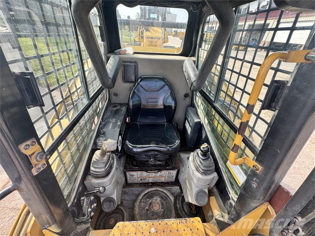 CAT 257 Ładowarki burtowe