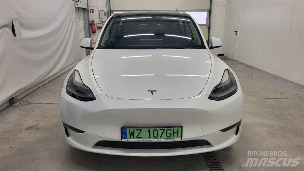 Tesla Y Samochody osobowe