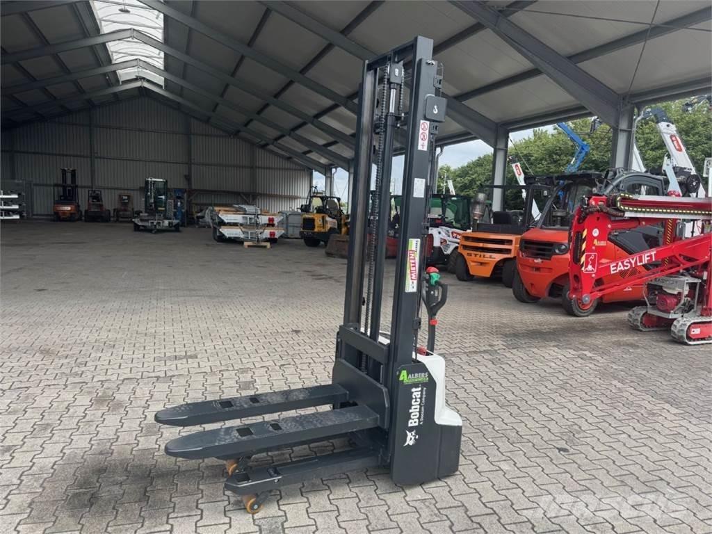 Bobcat LSM12N-7 i Wózki widłowe unoszące z dyszlem