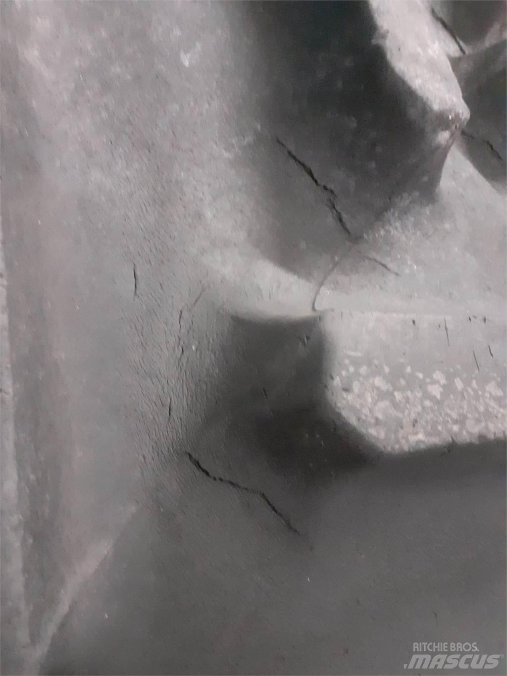  32 800/65R32 Opony, koła i felgi